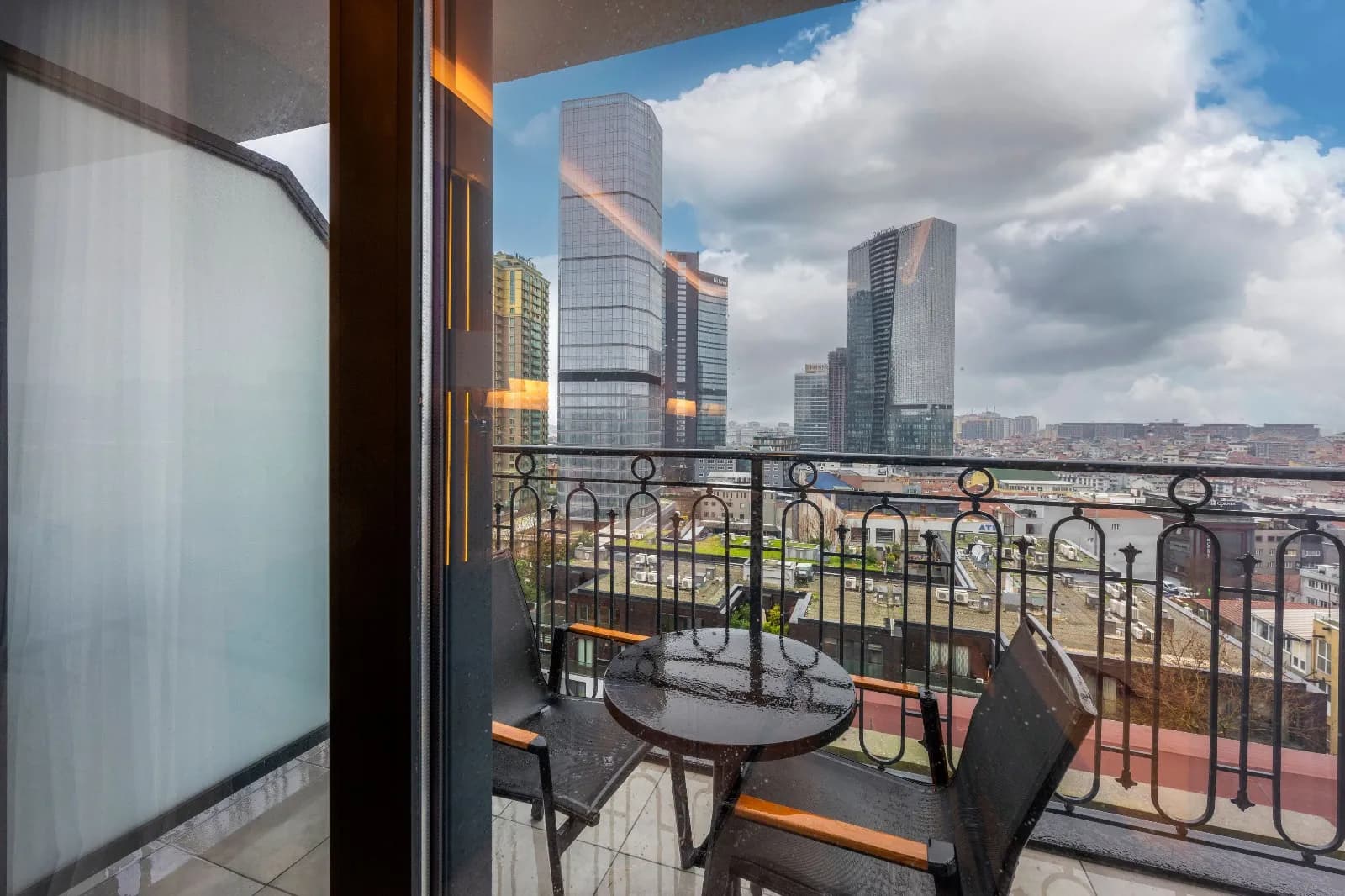 Otel balkonundan İstanbul manzarası
